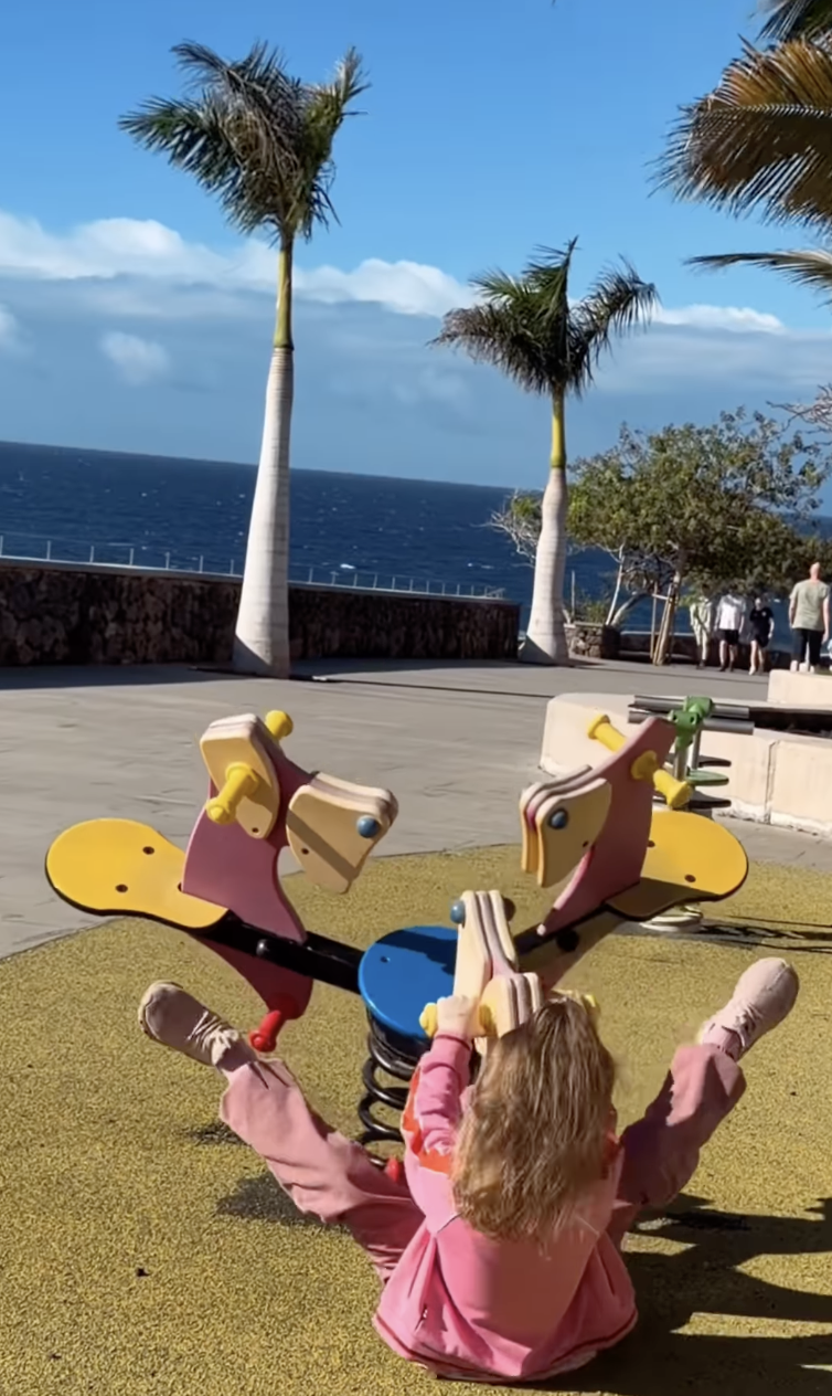 Могилевська показала, як із чоловіком та доньками проводить зимову відпустку на Тенеріфе (відео)